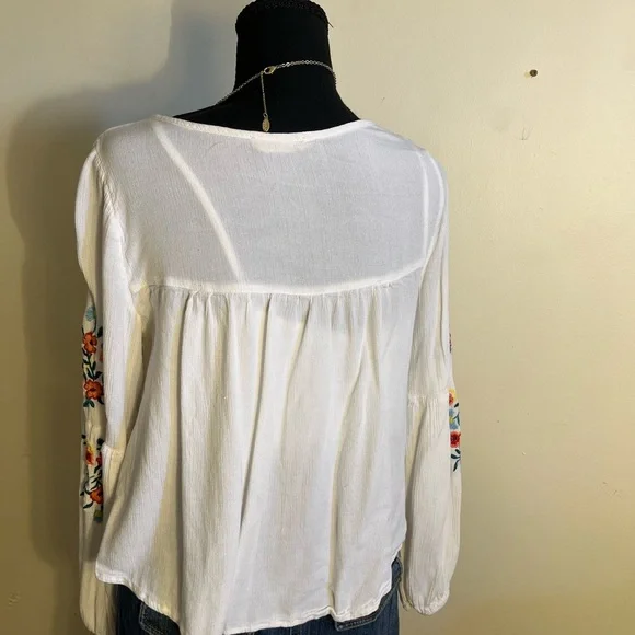 Hollister Sheet Floral Embroidered White Women's Top - Picture 3 of 4